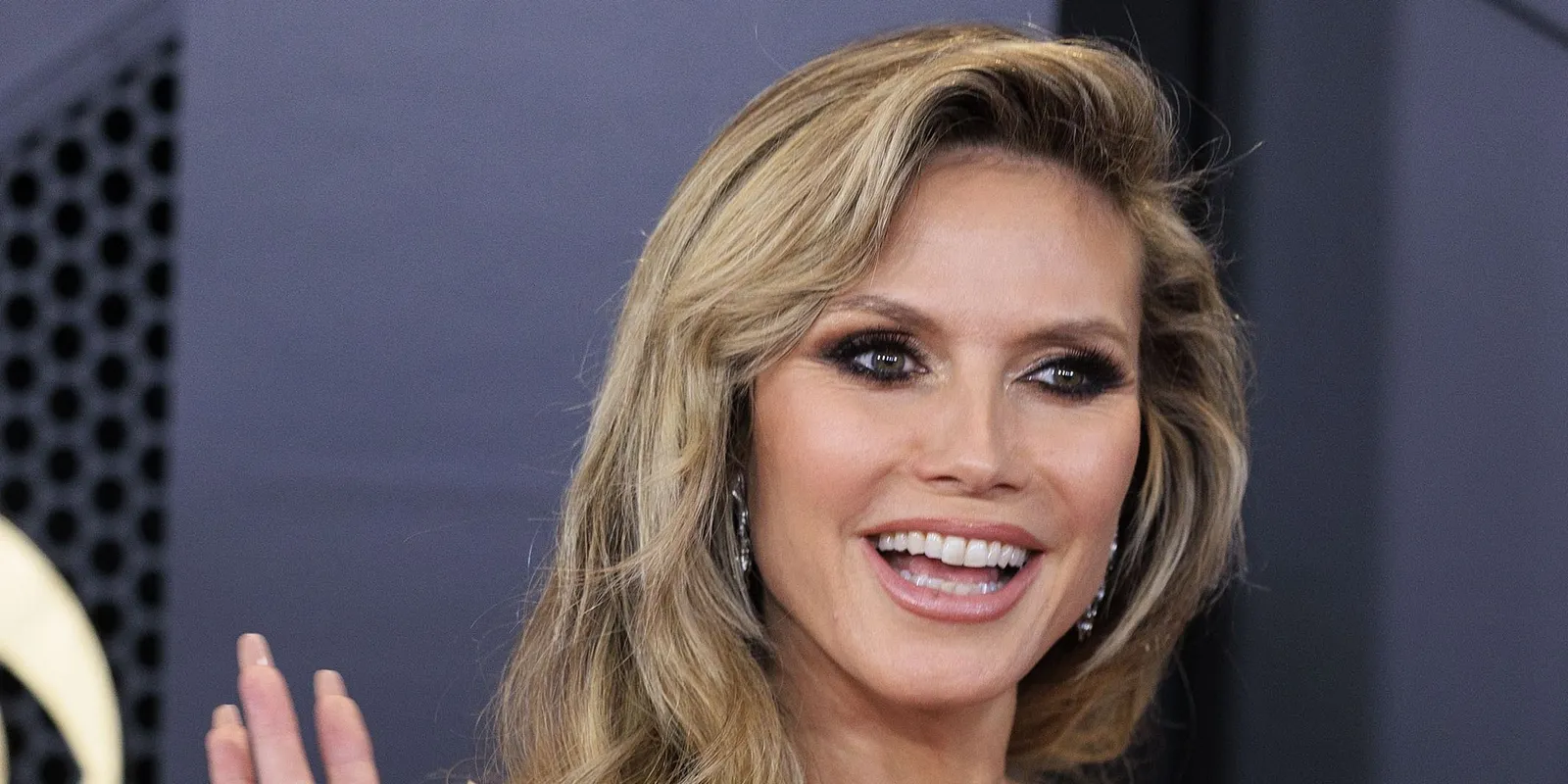 Heidi Klum félpucéran élvezte a napsütést - Szexi videó