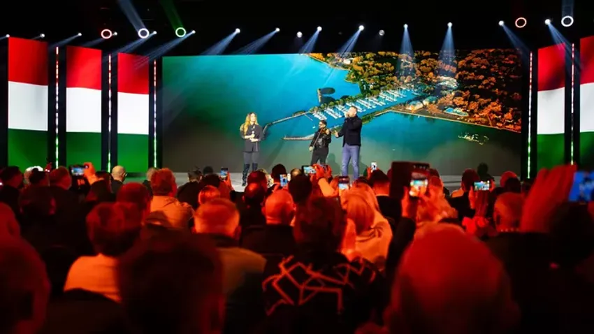 Új dallal debütált Curtis és Radics Gigi a Háborúellenes Gyűlésen