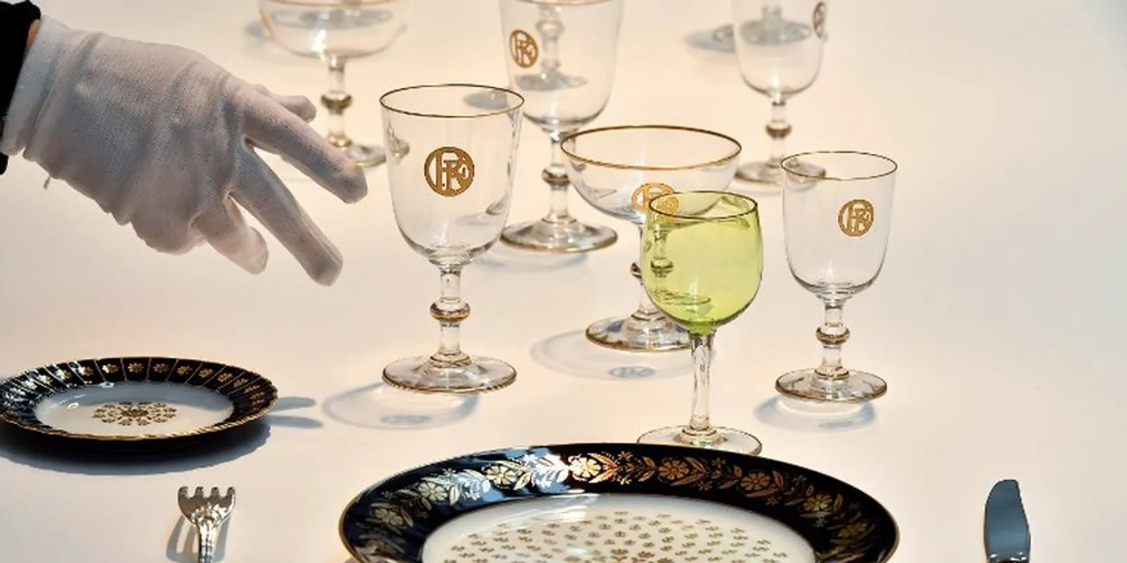 Macron főkomornyikja éveken át lopta az elnöki porcelánokat