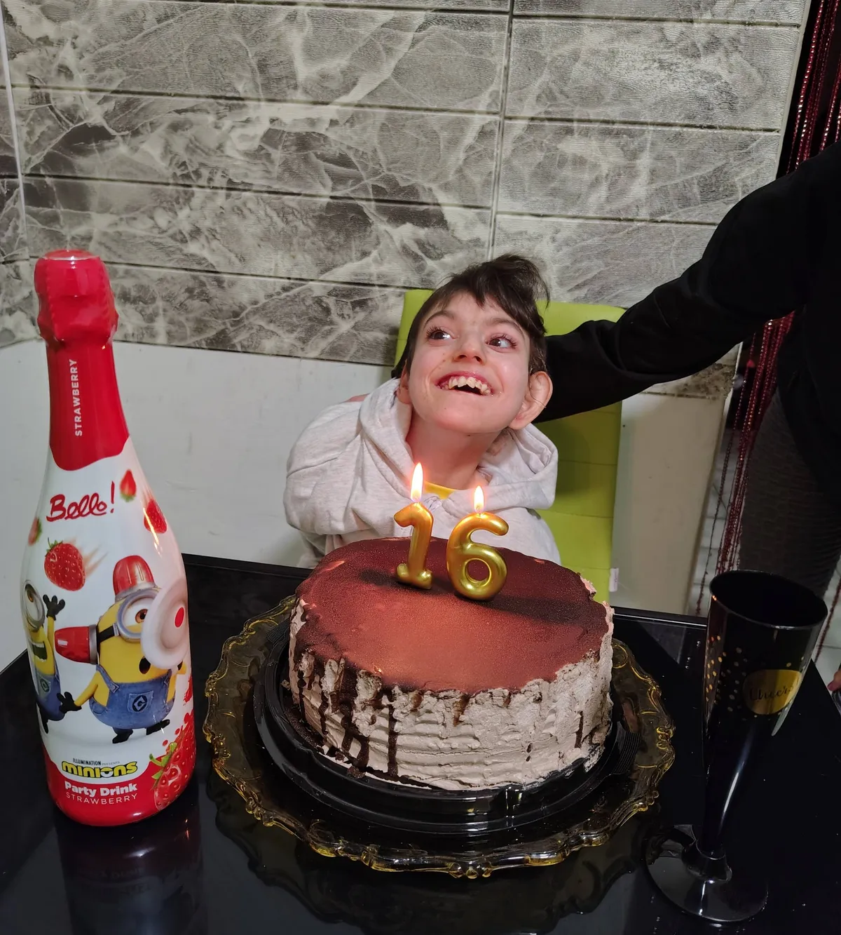 Karola nagyon örült a tortának