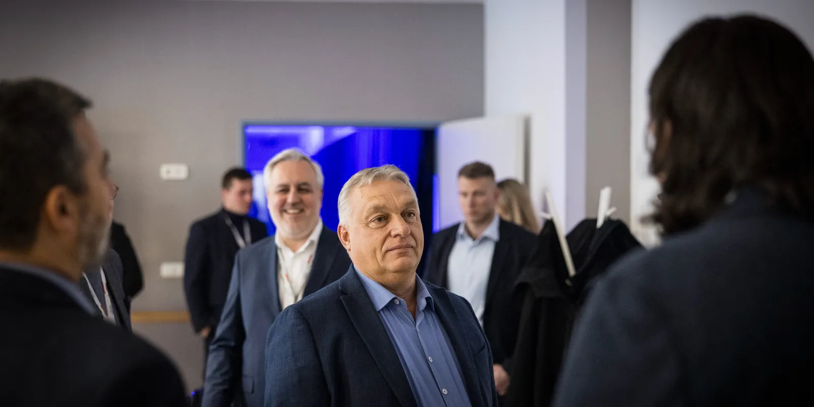 Amint kiszállt az autóból Orbán Viktor, máris fontos kérdést szegeztek neki