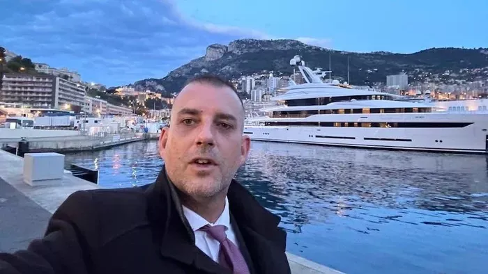 Koldusból lett Monaco luxussofőrje – a szegedi taxis kitálal