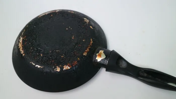 Zseniális trükk: Így lesz tökéletesen tiszta a serpenyő