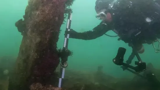 Hétezer éves kőfalat találtak Franciaország mellett a tengerben, és senki sem érti, mit keres ott