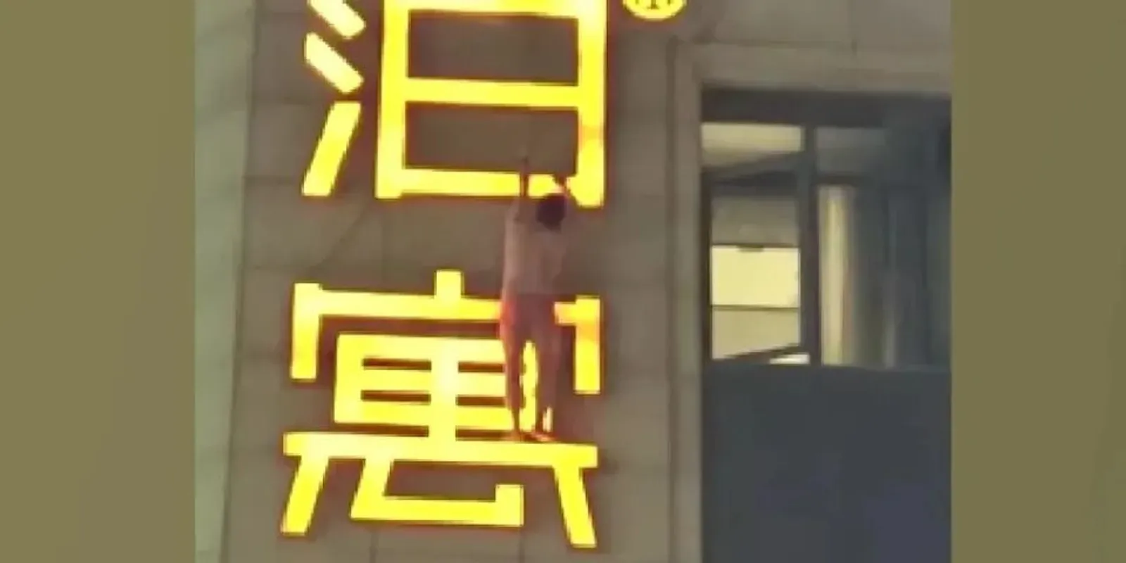 Lebukott a hűtlen férfi, a szálloda falán menekült – fotó