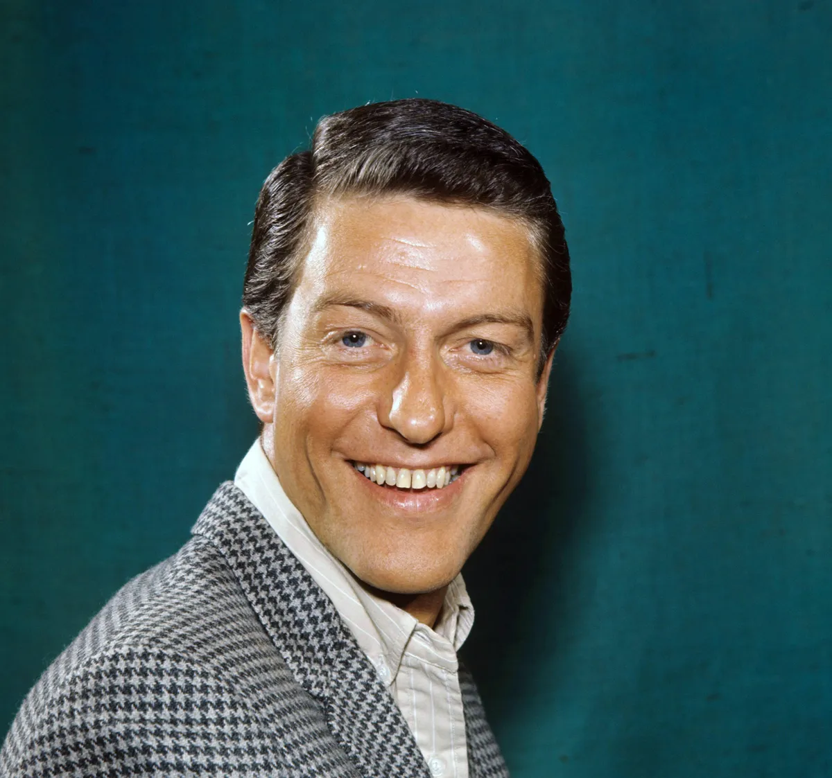 DICK VAN DYKE in THE DICK VAN DYKE SHOW (1961), directed by CARL REINER.