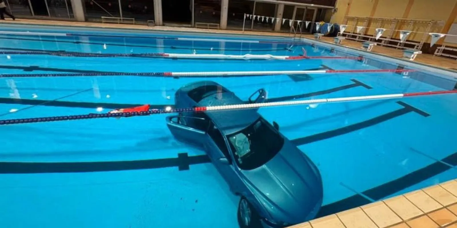 Uszoda medencéjébe hajtott az autójával egy francia nő