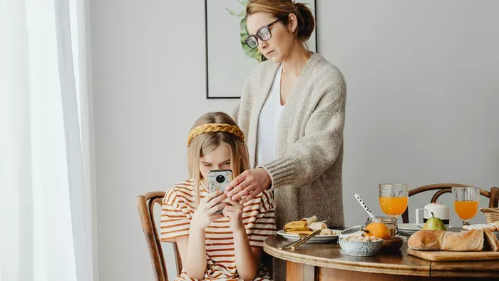 Hatalmas veszélyt jelent az okostelefon a gyermekekre