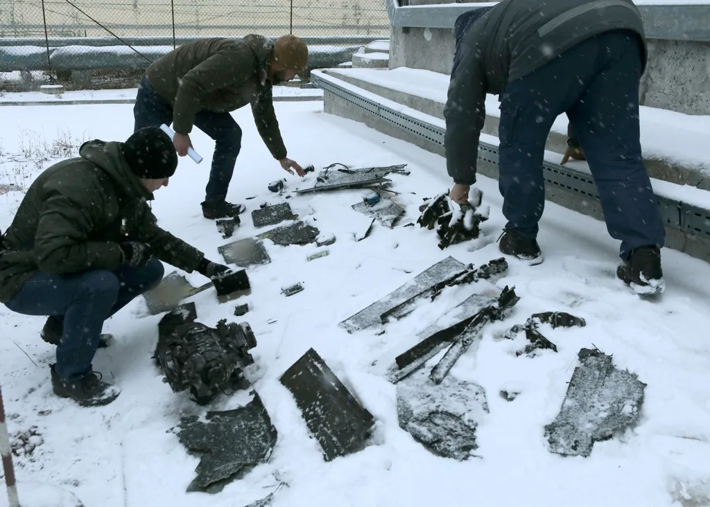 csernobil
In the Kyiv region, Ukraine, on February 14, 2025, men look at the fragments of a Russian attack drone with an explosive warhead that hit the New Safe Confinement at the Chornobyl Nuclear Power Plant on Friday night, January 14. The structure, p