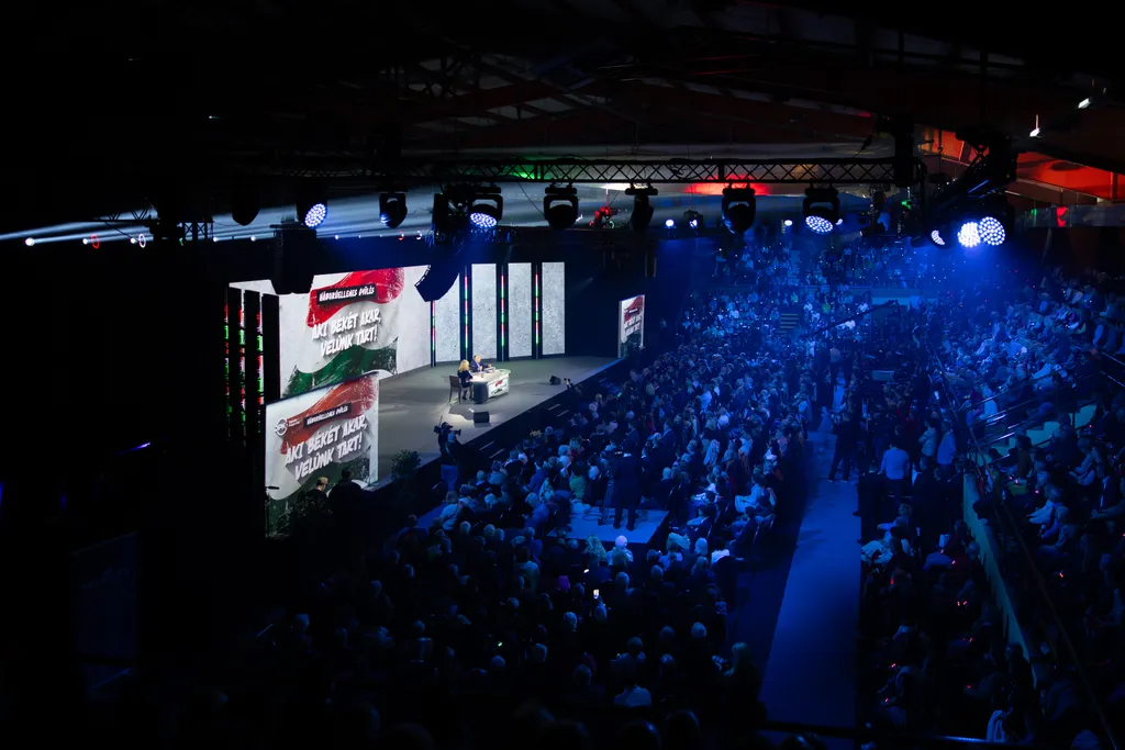 Háborúellenes Gyűlés, Mohács, 2025.12.13
DÁP, HEGY
Orbán Viktor és Andor Éva