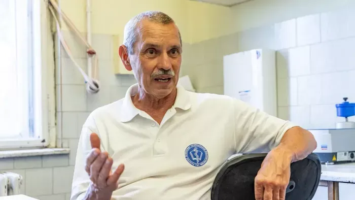 Lepra jelent meg a szomszédban; fegyvert kapnak a diákok