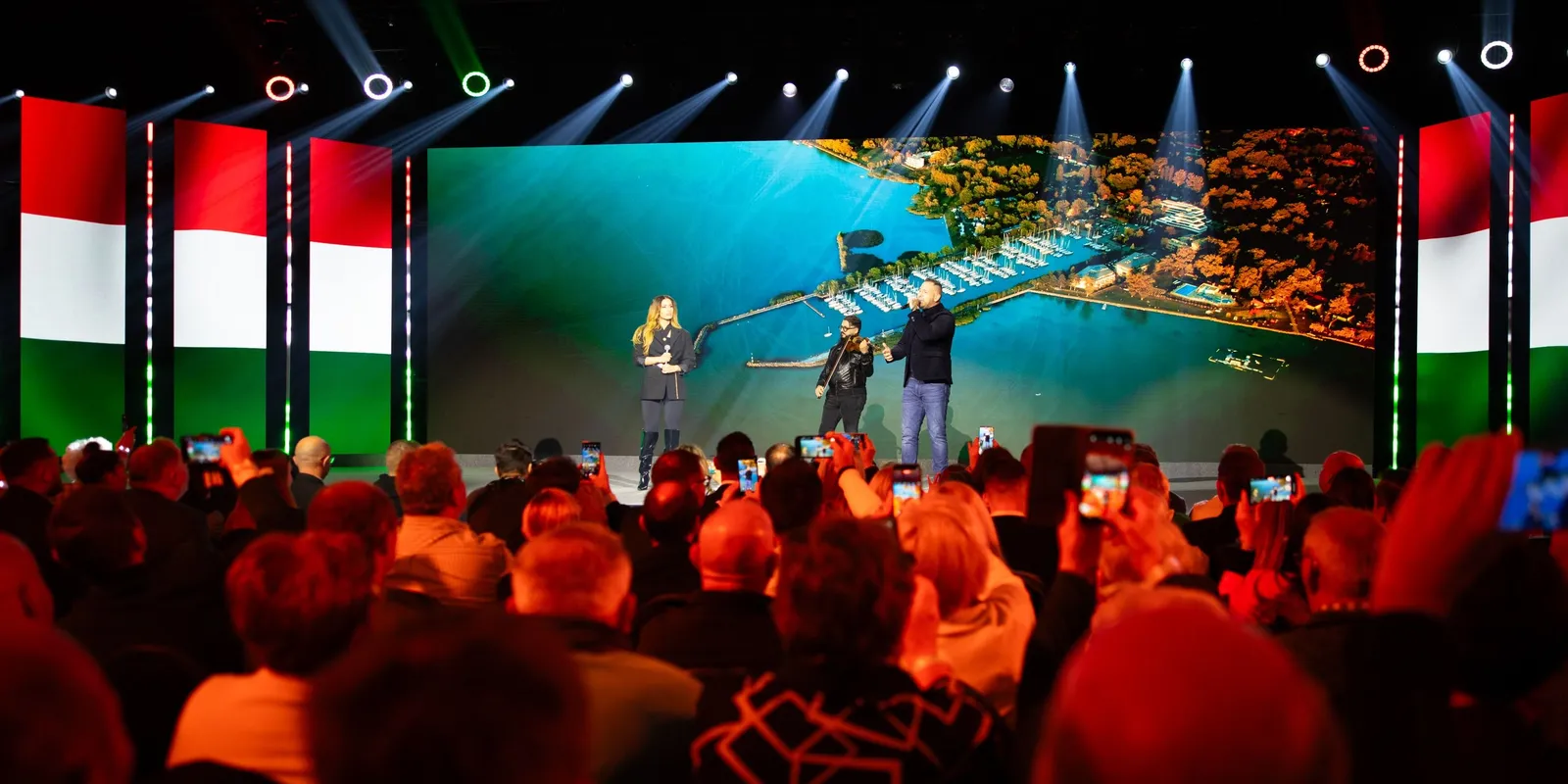 Új dallal debütált Curtis és Radics Gigi a Háborúellenes Gyűlésen