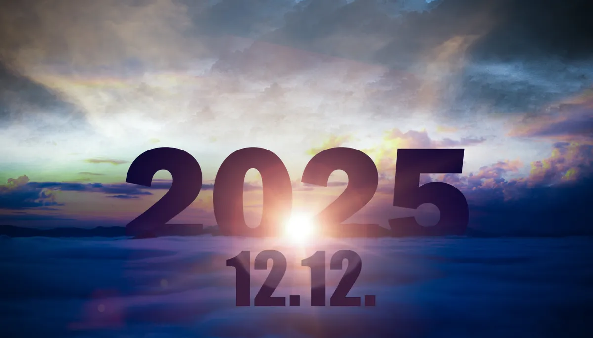 Érkezik az év legerősebb napja Silhouette,Of,Number,2025,On,Blue,Cloud,,Shiny,Design,To