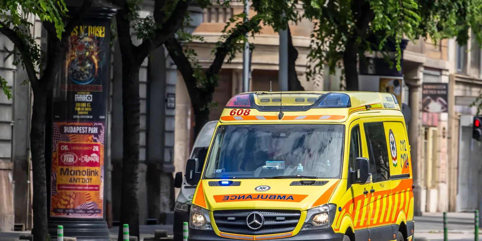 Mentők rohantak a Tétényi útra, hatalmas volt a csattanás