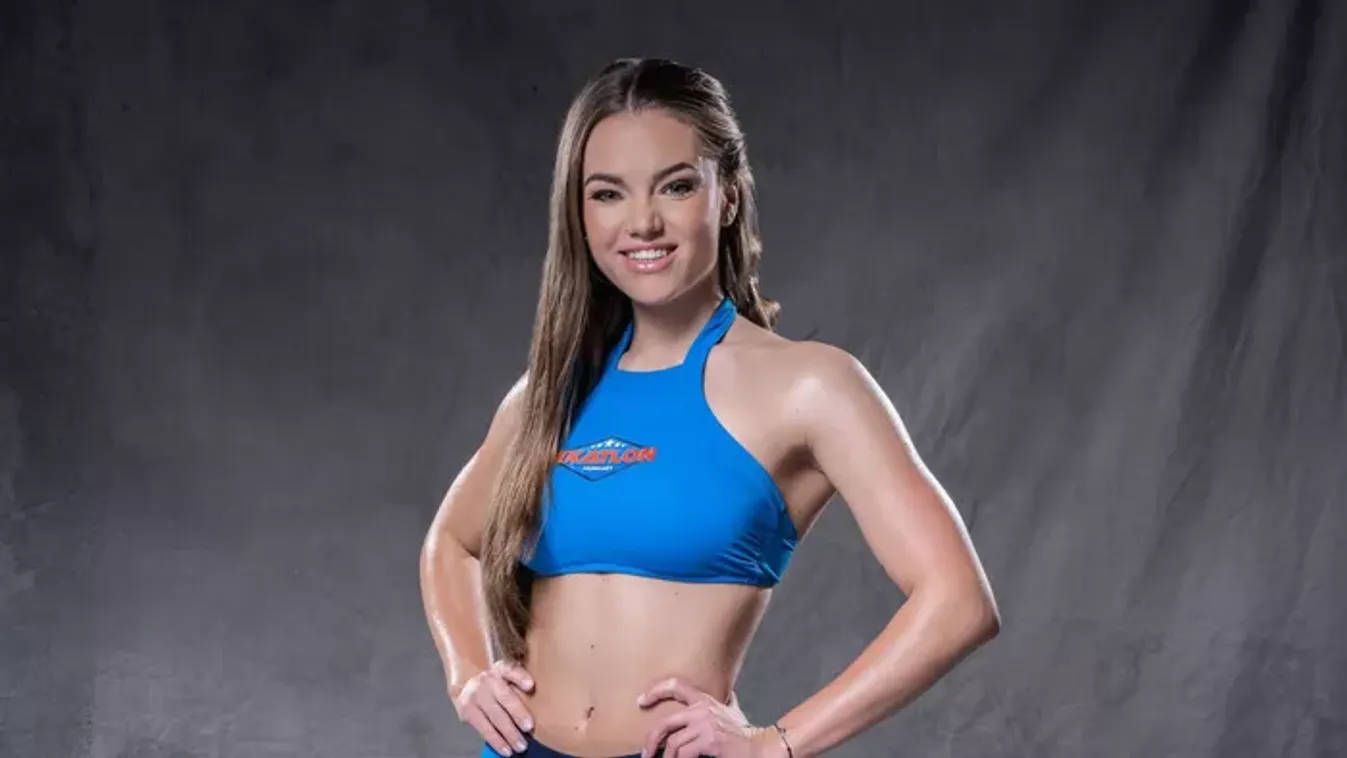 Karácsonyfa előtt villantott: az Exatlon sztárjának idomait csak egy laza ing takarja