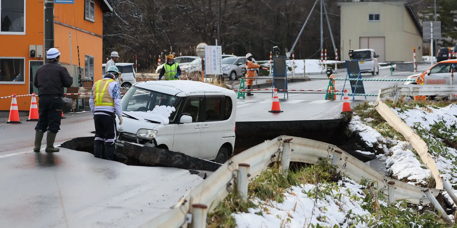 Képeken a pusztító földrengés - 9 ezer ember menekült el az otthonából