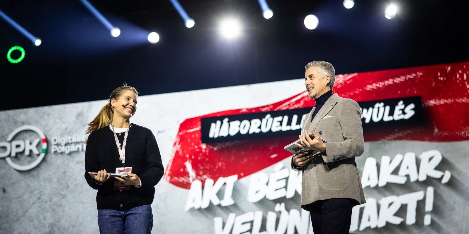 Itt vannak az első fotók a Háborúellenes Gyűlésről!