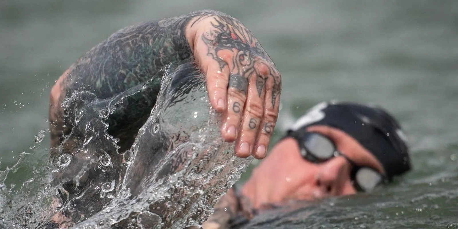 Patkás Tamás: cápák közt tempózott a Guinness rekordért