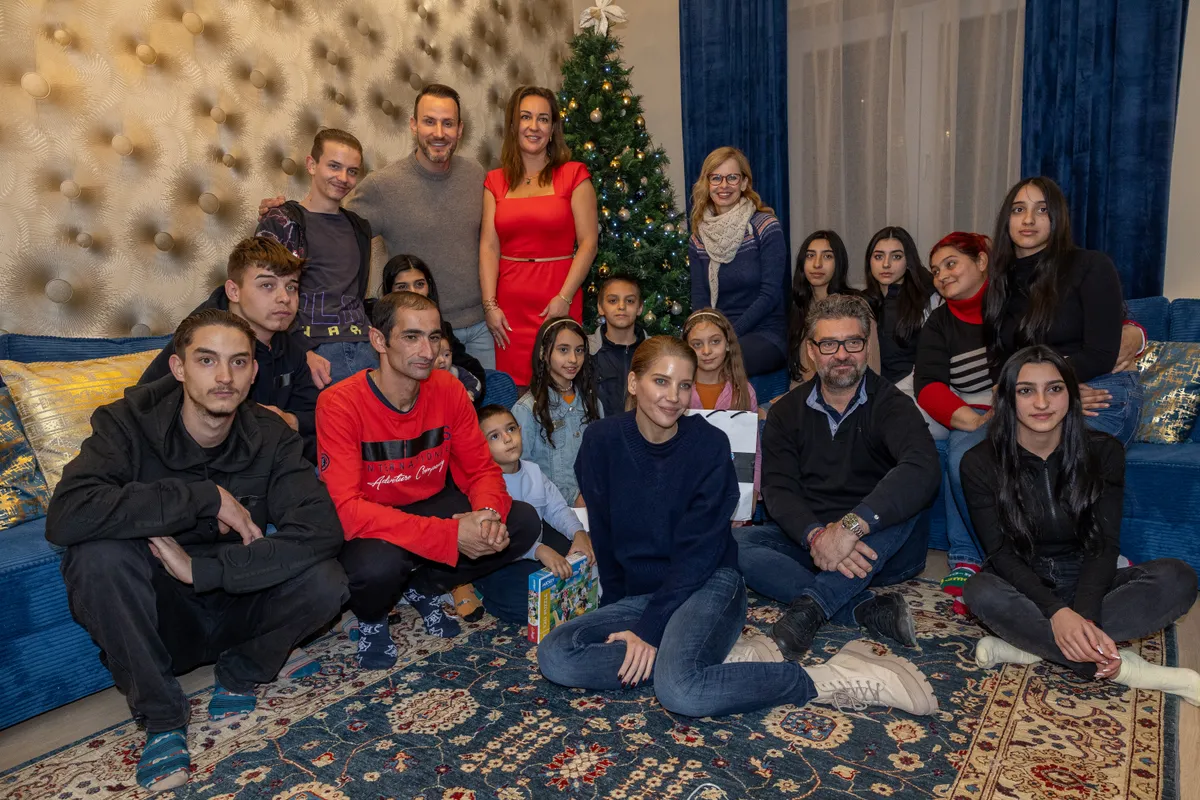 A karácsonyt a Kincsvadászok kereskedője segítségével már a felújított házban ünnepli a Bara család. 