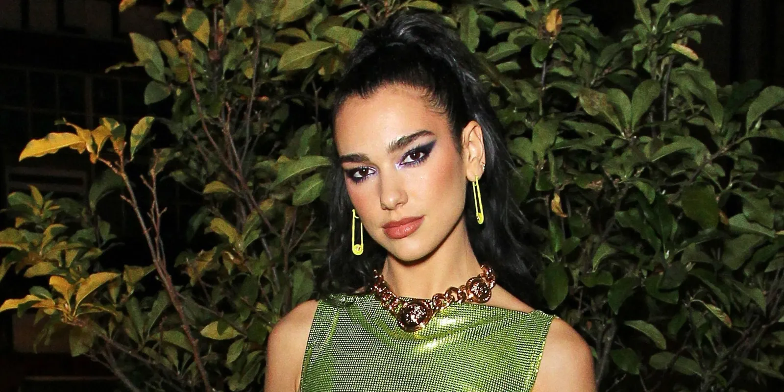 Nem szégyenlős Dua Lipa, melltartó nélkül pózol az énekesnő