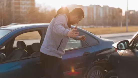 Az autómentős is lefagyott: a levegőben lógott a Volkswagen Miskolcon – Megdöbbentő fotóval