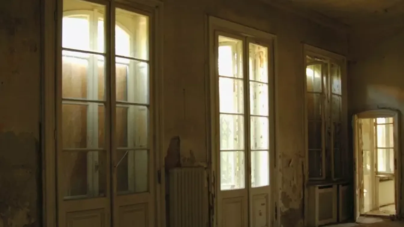 Gyerekrajzok és befalazott tükör: sötét titkokat rejt a kísértetvilla - Galéria