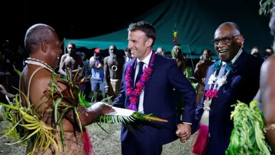 Macron eladna két kis francia szigetet, a jobboldal szerint ez hazaárulás