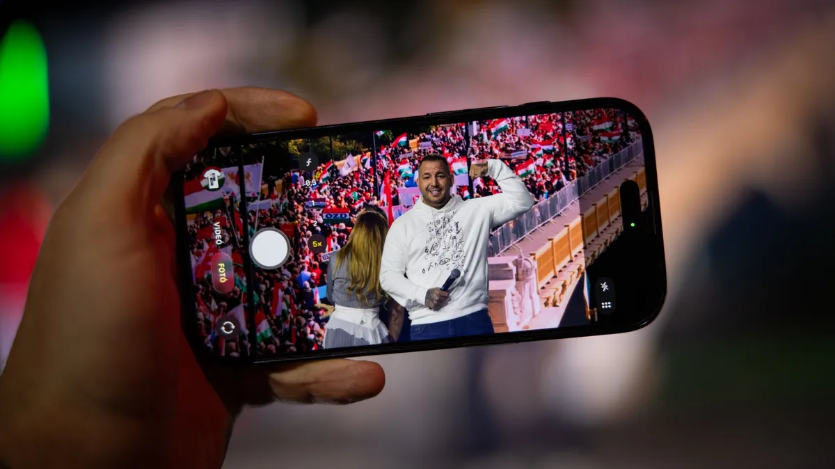 Curtis a Háborúellenes Gyűlésen - Kecskemét