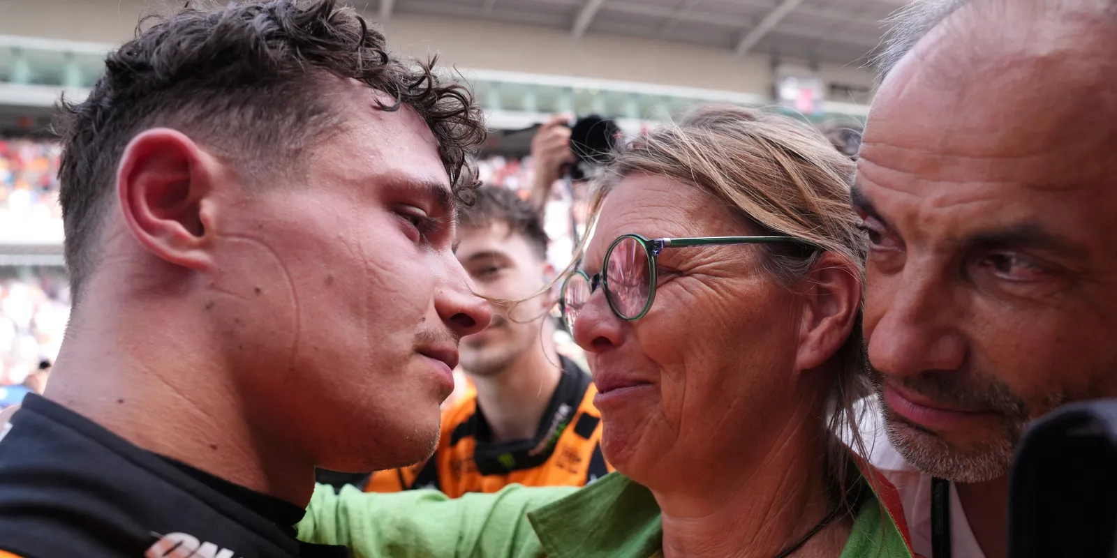 Meztelenül traktorozott az F1 új világbajnoka, Lando Norris