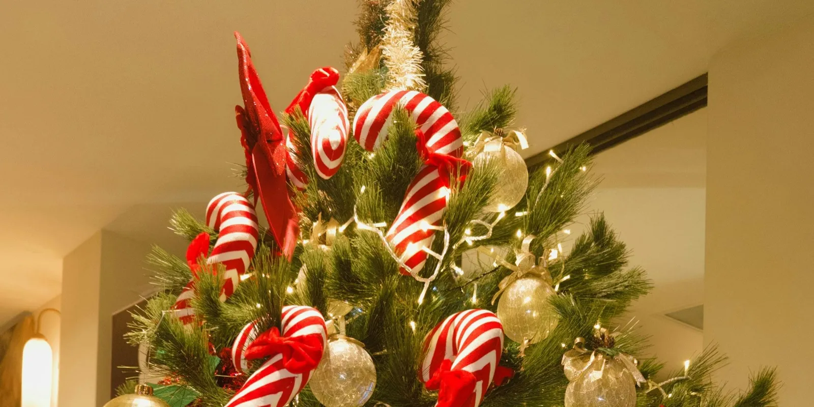 Széttépte a karácsonyfát, őrjöngött a népszerű színész