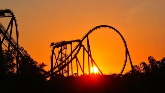 A hullámvasúton elhunyt férfi barátnője segítségért kiáltott, de senki sem segített