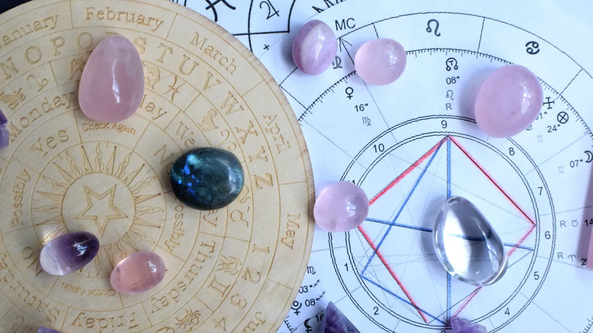 Kristályhoroszkóp Beautiful,Amethyst,Crystals,And,Dry,Herbs,With,Symbols,Of,The