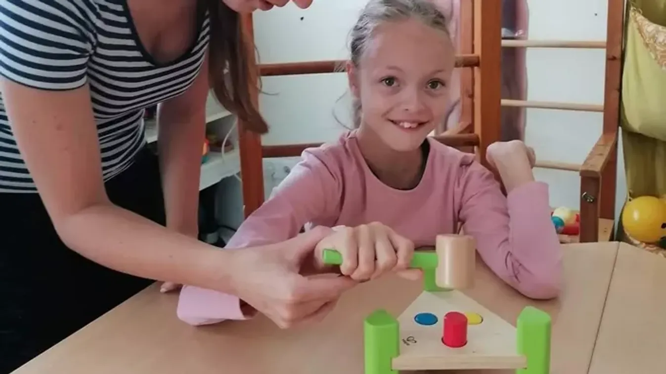 „Lefogyatékosozzák, nem tisztelik, mégis kitart” – Bori súlyos hipotóniával is mosolyogva néz a világra