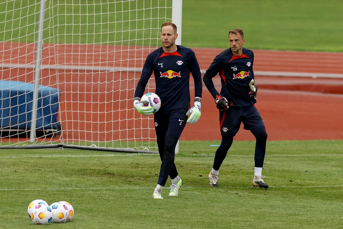 Gulácsi Péter (balra) mögött Leopold Zingerle csak harmadik számú kapus, mégsem akarja kiütni a nyeregből a magyar klasszist, még bunyóban sem