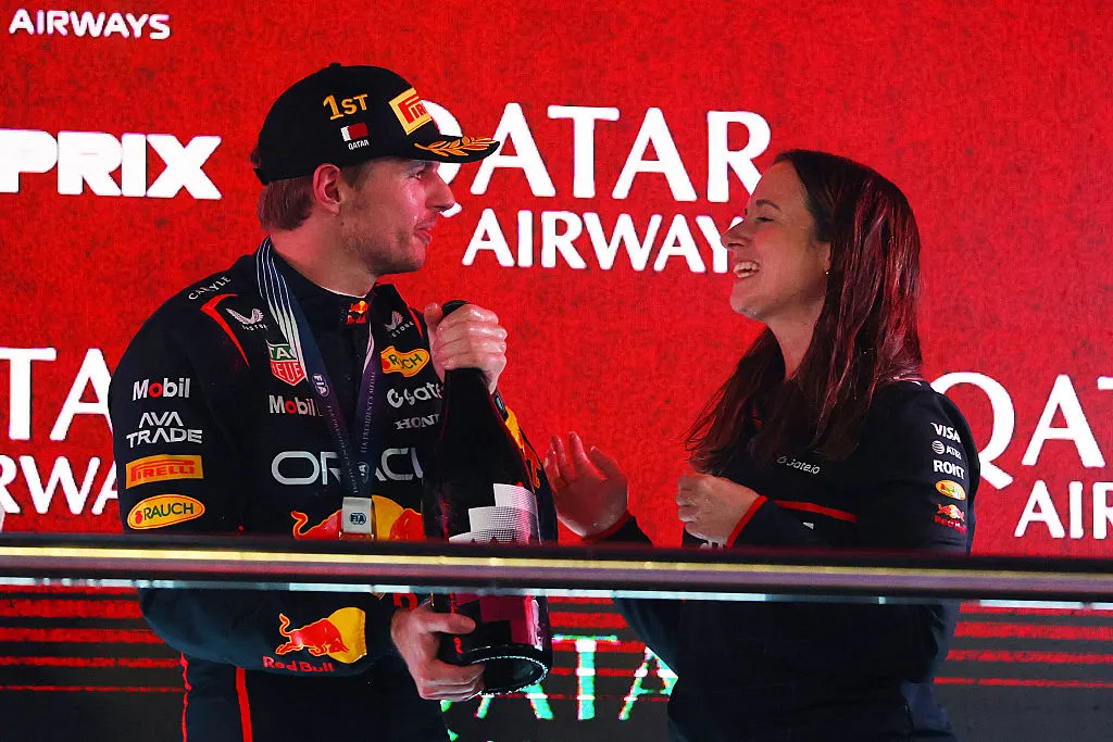 Max Verstappen és Hannah Schmitz a katari dobogón