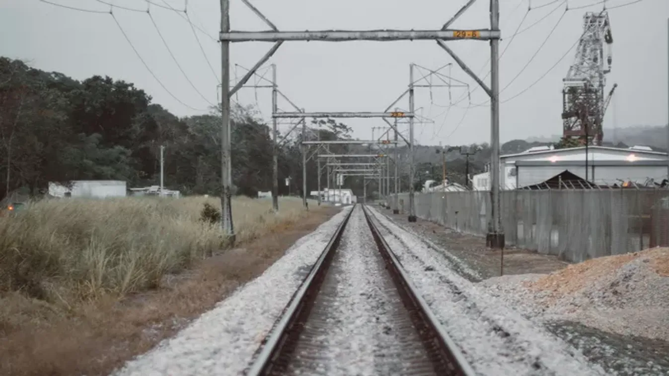 Gázolt a vonat Füzesabonynál, itt a szörnyű tragédia részletei