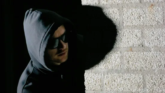 Ásóval üldözte el a boltjából a rablót a bátor tulajdonos - Videó