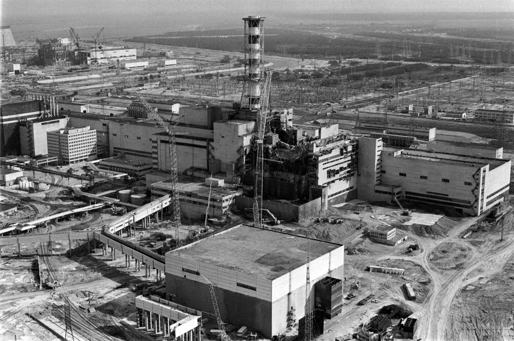 csernobil
Picture taken from a helicopter in April 1986 shows a general view of the destroyed 4th power block of Chernobyl's nuclear power plant few days after the catastrophe. A reactor at Chernobyl blew up on April 26, 1986 in the worst nuclear acciden