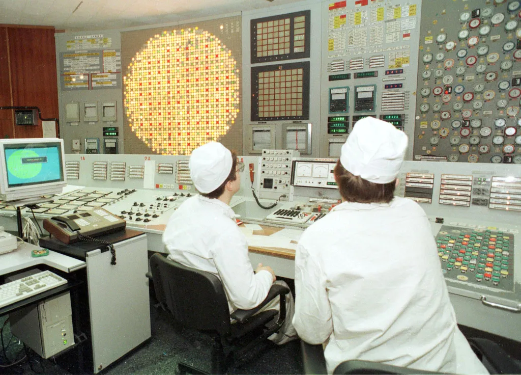 csernobil
Two engineer operators carry out preparation tests on the third bloc of the Chernobyl nuclear power plant in Chernobyl, Ukraine on November 23, 1999. The only operating reactor at the Chernobyl plant, site of the world's worst nuclear accident i