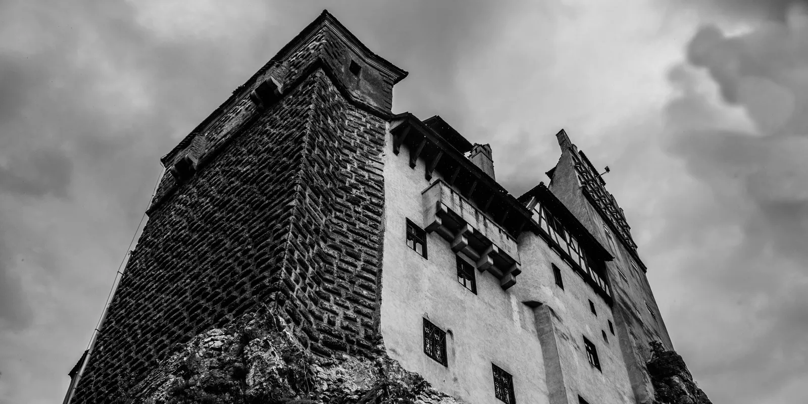 Rejtély a Drakula kastélynál: eltűnt egy 18 éves fiatal