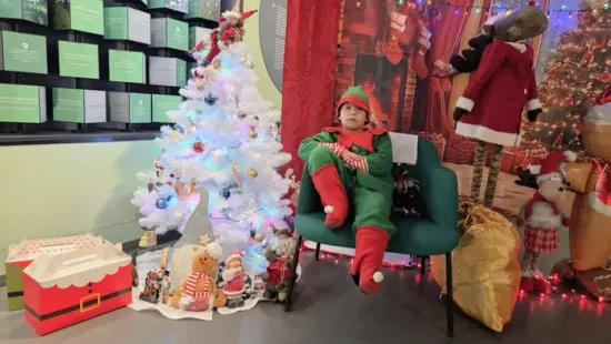 „Óriási szíve van” – Beni hároméves kora óta varázsolja szebbé a gyerekek életét