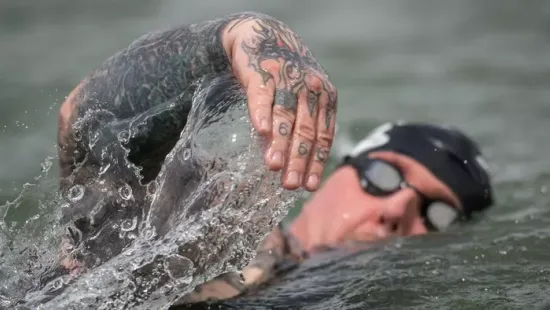 „Kimásztam a vasúti kerekek alól” – Patkás Tamás, a Guinness-rekorder paraúszó nyilatkozott lapunknak