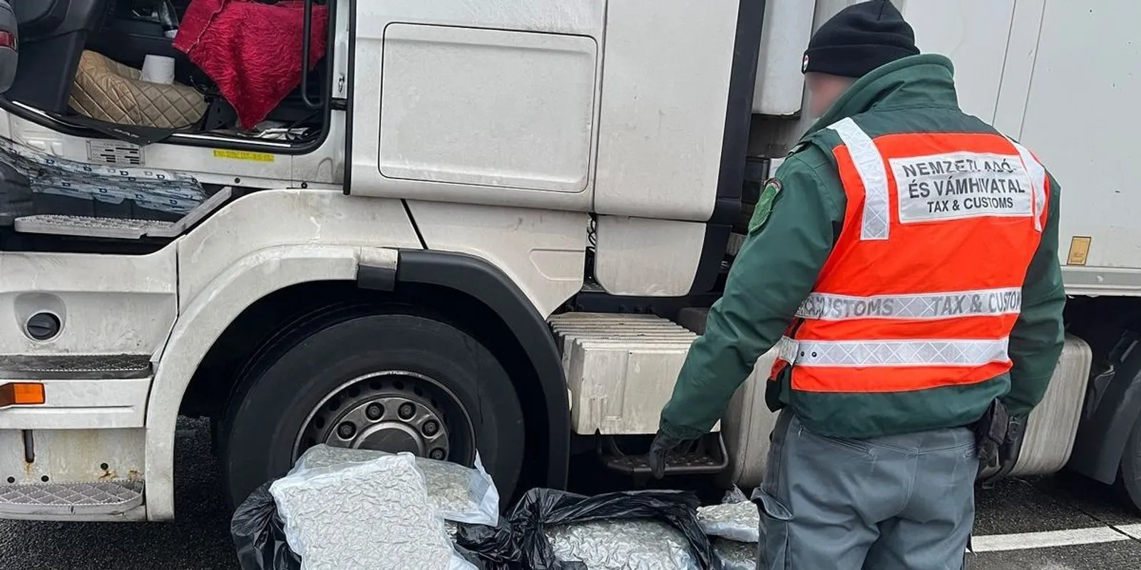 Hatalmas értékű kábítószert csíptek meg az M7-esen