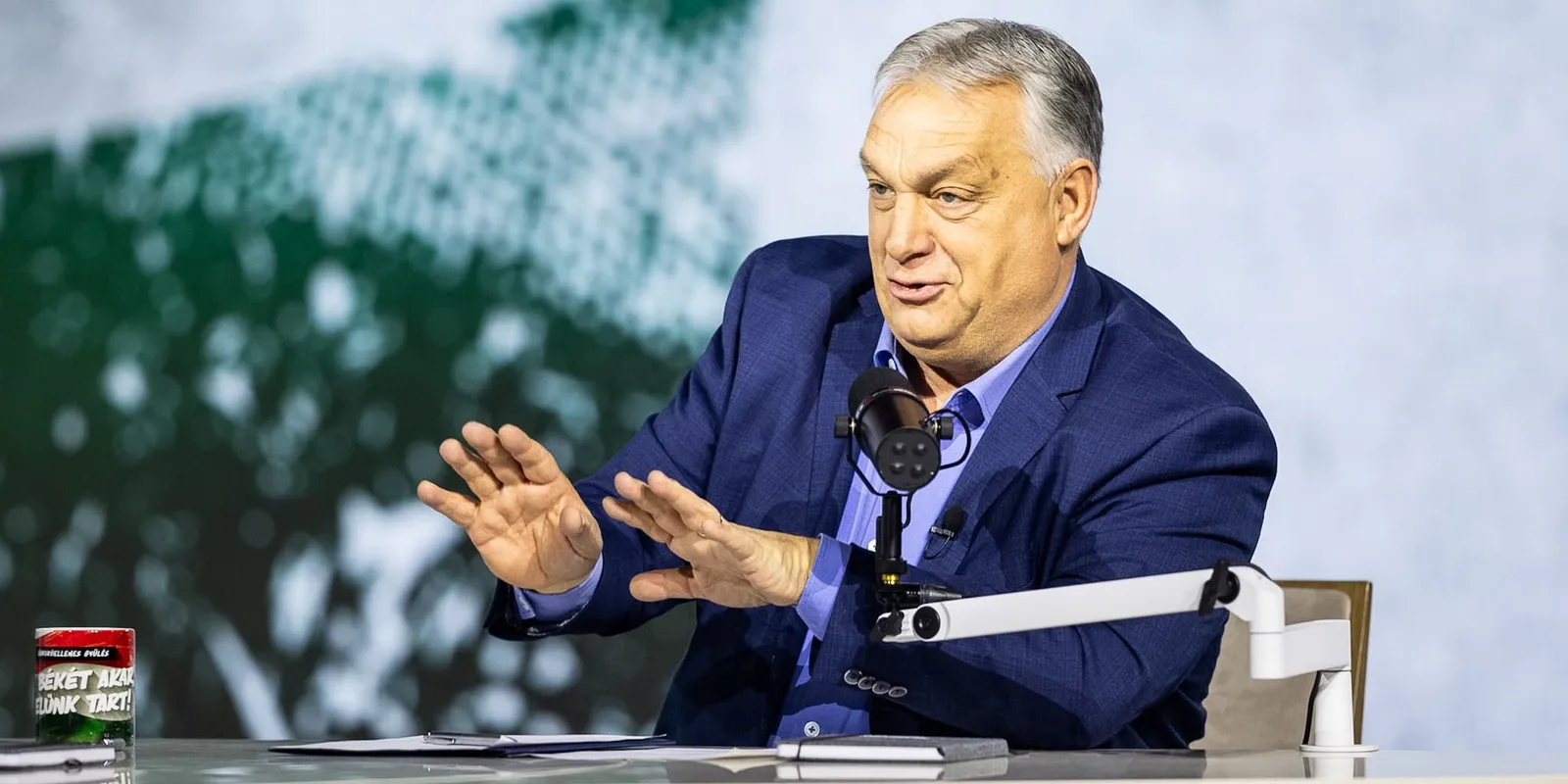 Orbán Viktor tudatta: újabb színben lesz elérhető a firkás pulcsi