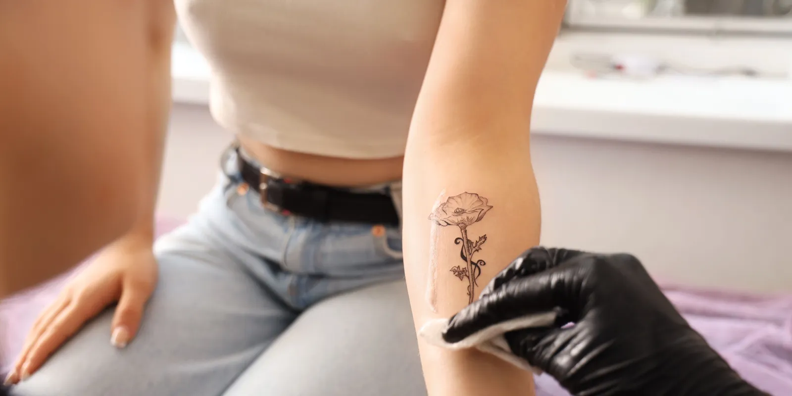 Egy nő arra ébredt, hogy a tetoválása a nyelvére került