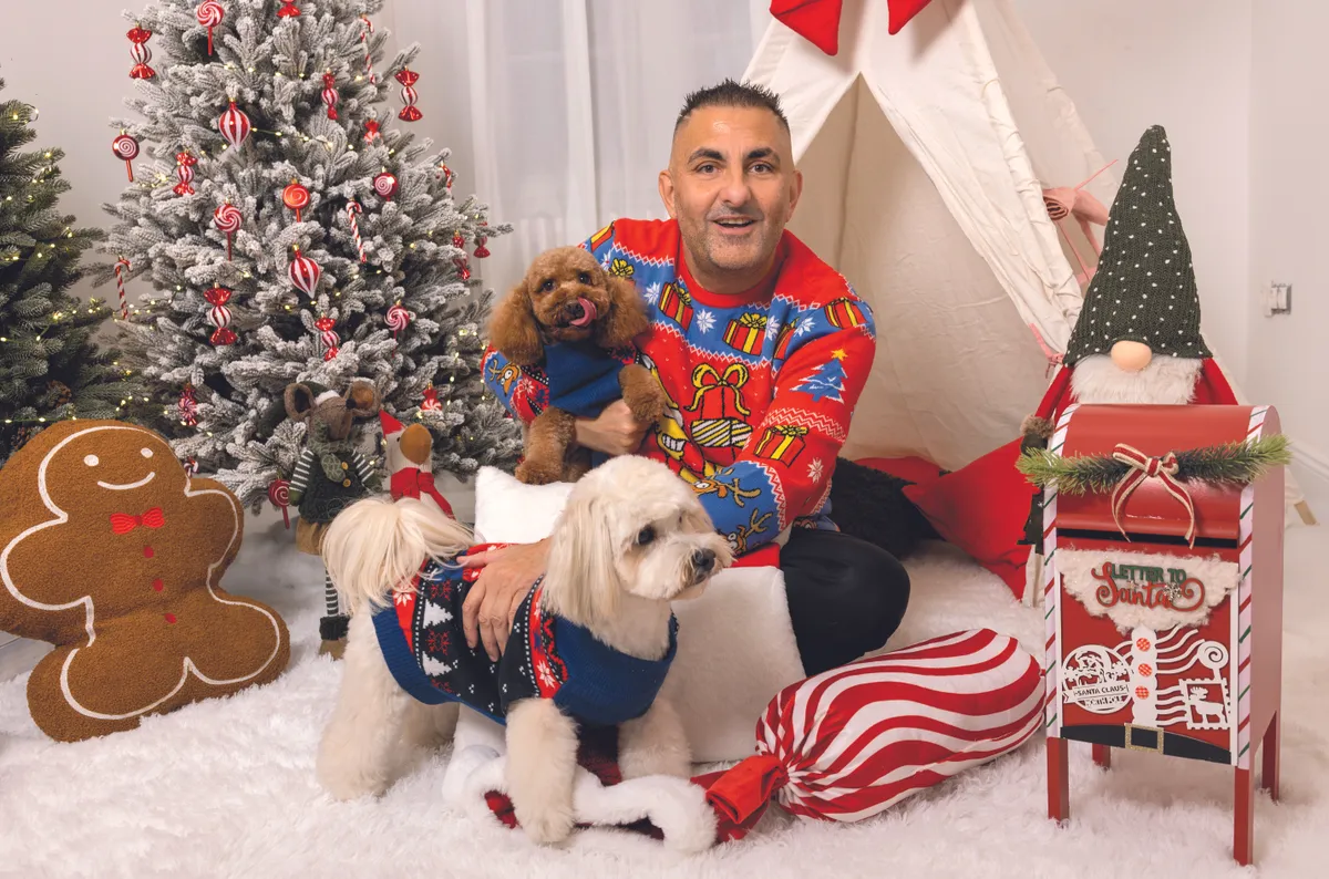 Gáspár Győző ugyanúgy kiveszi a kutyák gondozásából a részét mint Bea