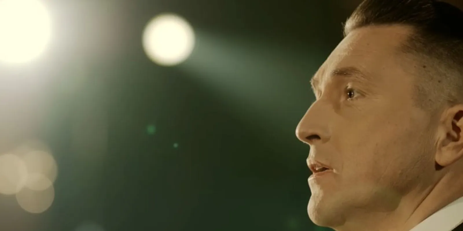 Ákos karácsonykor a káoszban talál megnyugvást