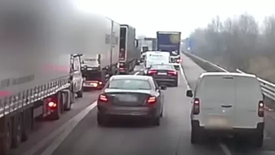 Életveszélyes helyzeteket eredményez a pofátlanság az utakon – megszólal a szakértő