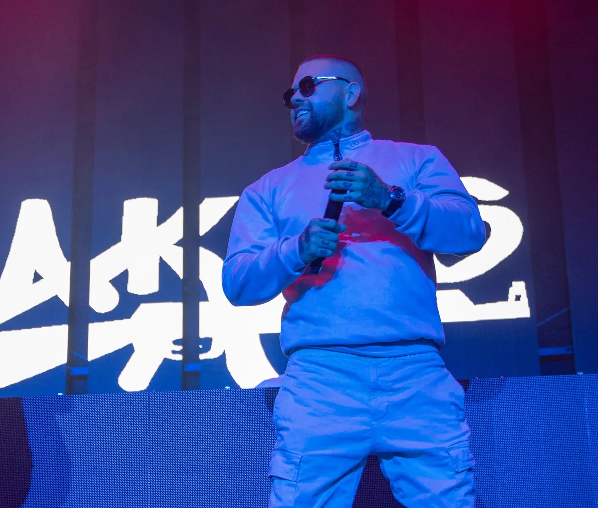 Giajjenno a testvérével alapítottak egy bandát, melyet AK26-nak kereszteltek el.