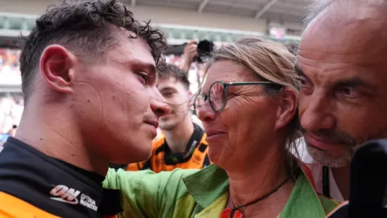 Norrisék határtalan boldogsága: meztelenül traktorozott az F1 új világbajnoka